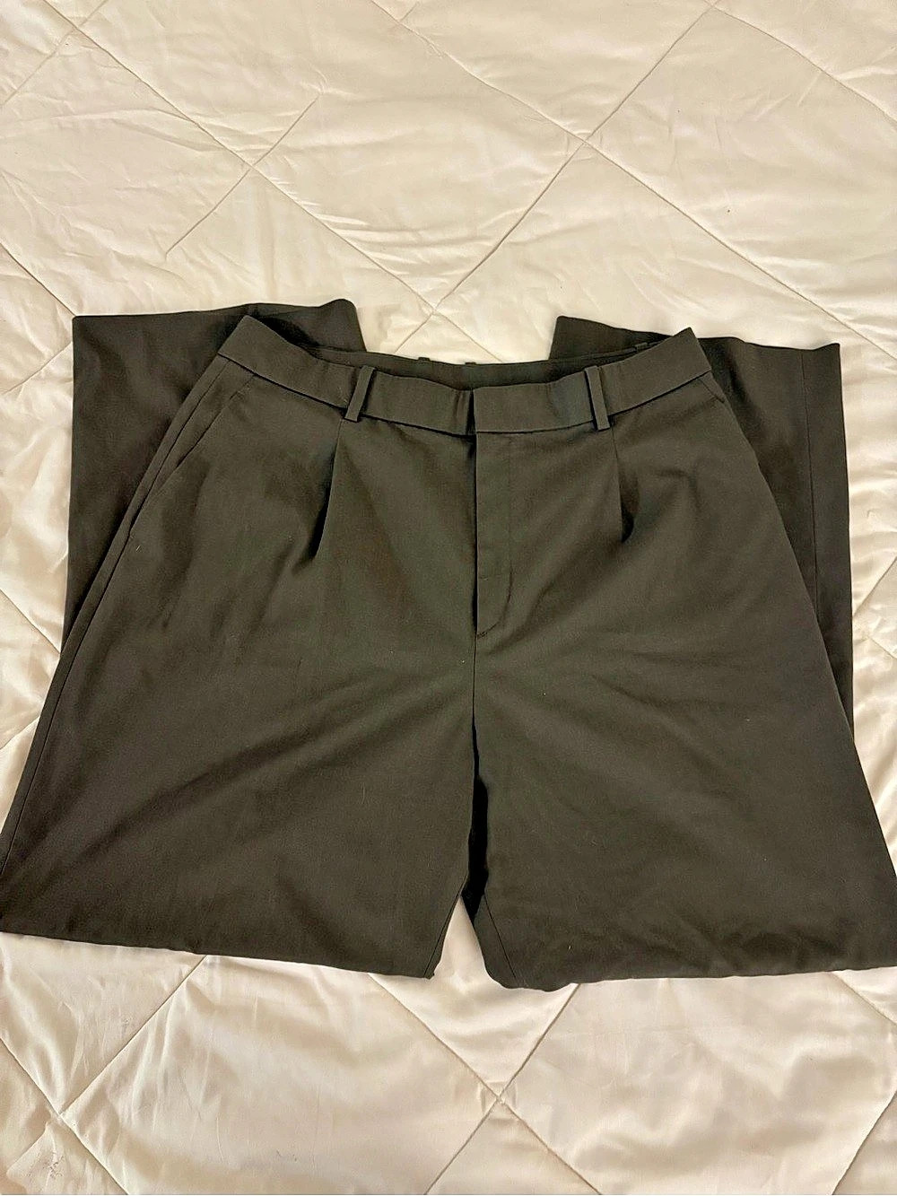 Uniqlo Women’s Olive Green Wide-Fit Pleated Pants - Picture 3 of 4